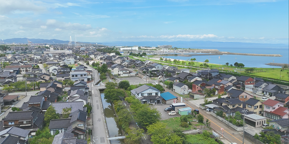 海のそばで、気軽に泊まれる小さな宿